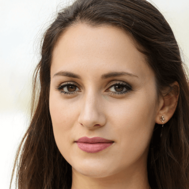 Femme brune au regard calme en extérieur.