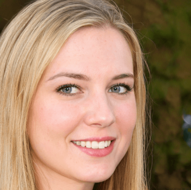 Femme souriante aux cheveux blonds en extérieur.